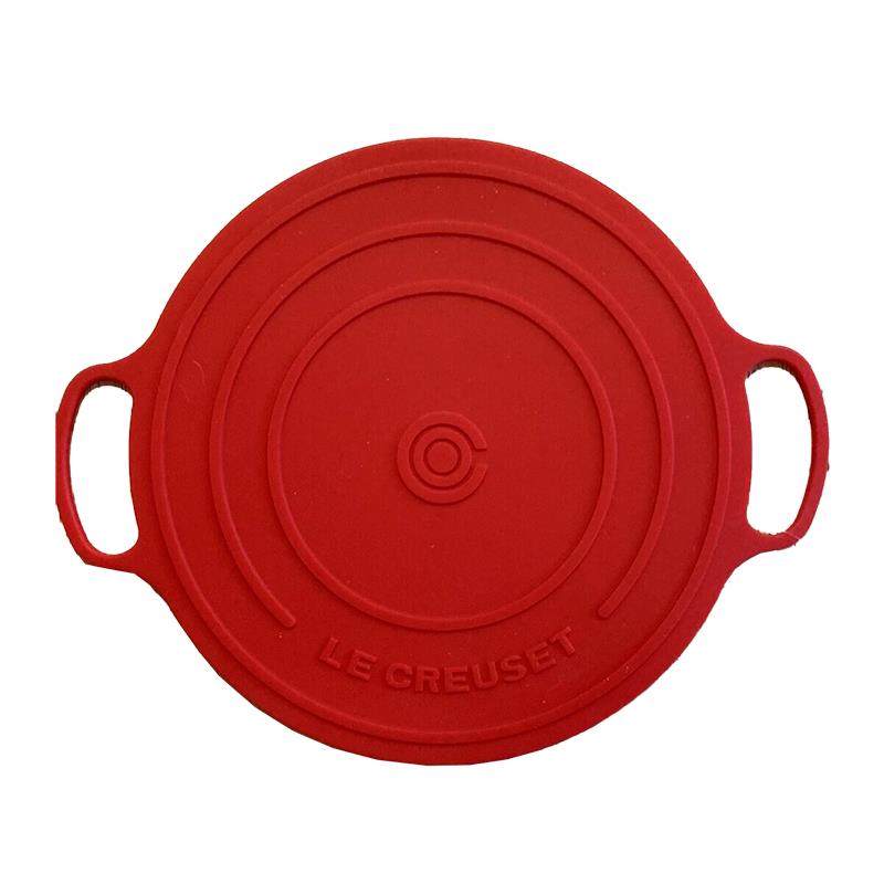 TAPETE DE SILICONE PARA APOIAR PANELAS REDONDO LE CREUSET CERISE